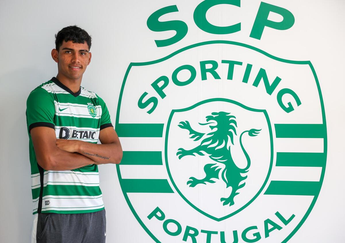 Jesús Alberto Alcántar Rodríguez posando con su nuevo club / Cortesía Sporting Lisboa