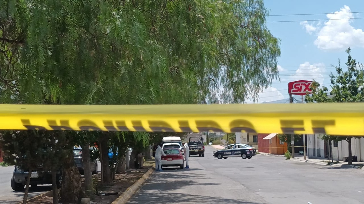Alrededor de las 11:30 de la mañana de este miércoles fue cuando se recibió el reporte de una persona al interior de un auto./ Daniel Santiago
