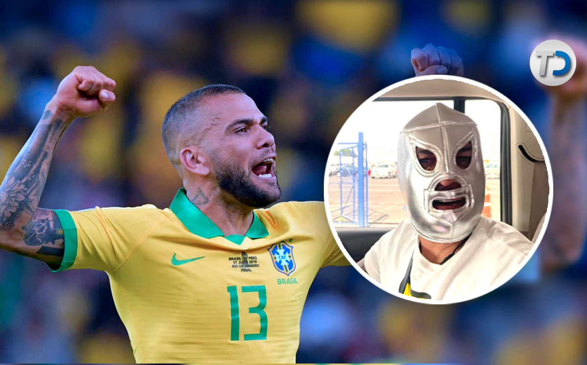 Dani Alves llega a la ciudad de México y posa con la máscara de 'El Santo'. / Cortesía