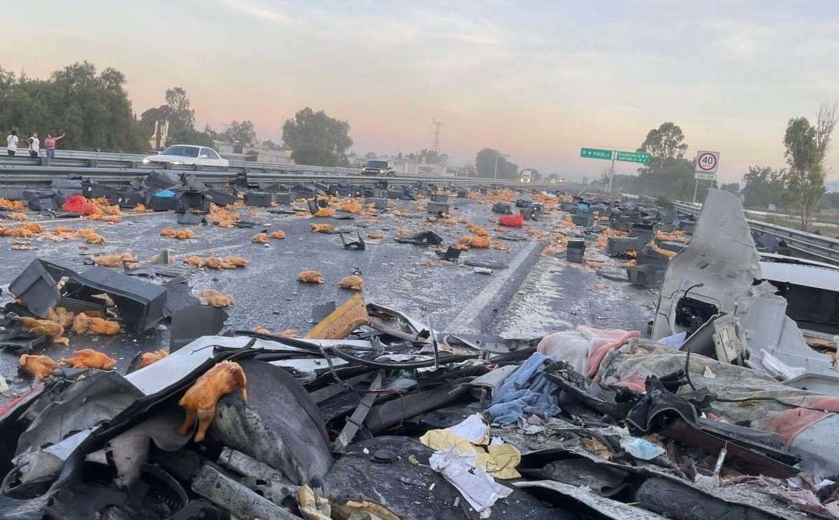 Tráiler vuelca en autopista Puebla-Orizaba / Jesús Zavala
