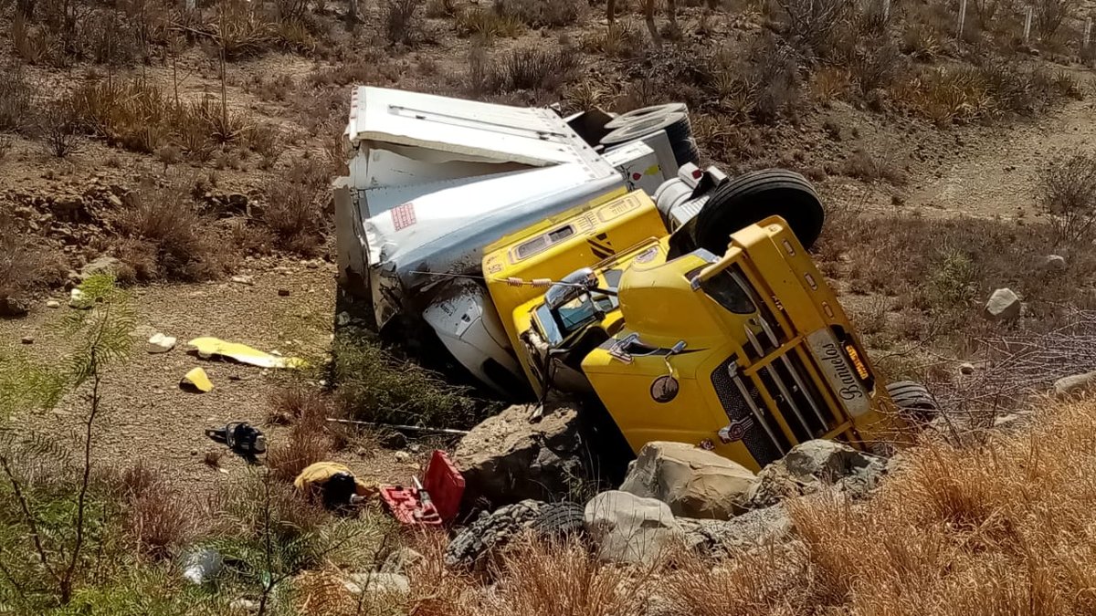 El transporte de carga había salido de Piedras Negras con destino al Estado de México, cuando al llegar al kilómetro 21 sobrevino el percance./ Christ