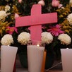 cruz rosa en ofrenda por feminicidios