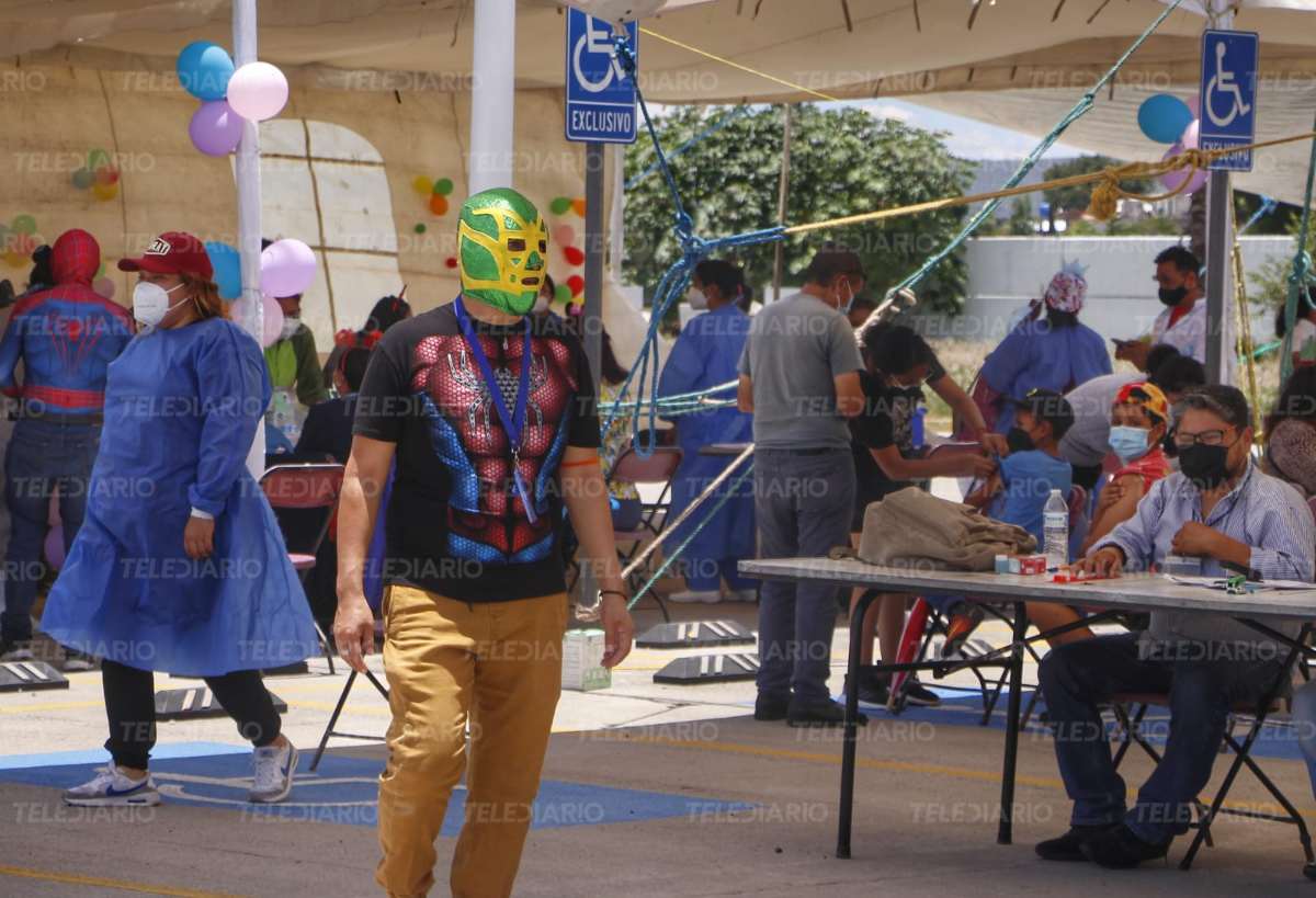 Superhéroes y luchadores aplicaron las vacunas contra covid a los pequeños / Melanie Torres