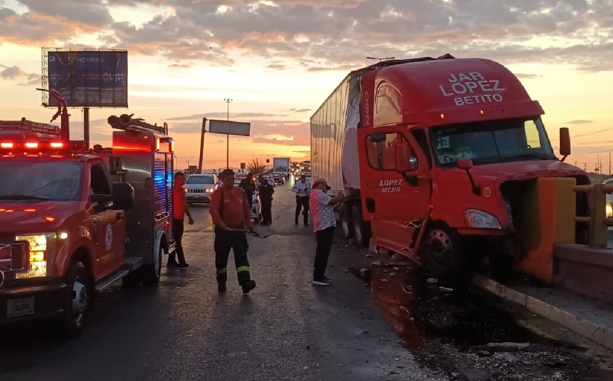 Tráiler cargado de 12 toneladas de galletas protagoniza accidente en Torreón