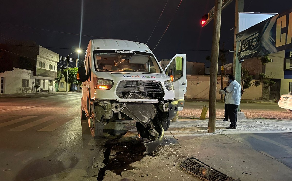 Transporte de personal choca contra poste en Torreón