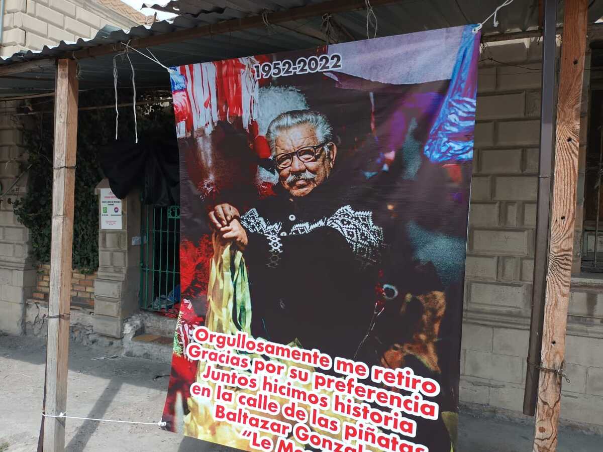 Baltazar González fundó el primer negocio de piñatas en la calle de Matamoros, punto característico por tener algunas exhibidas en las banquetas./ Edu