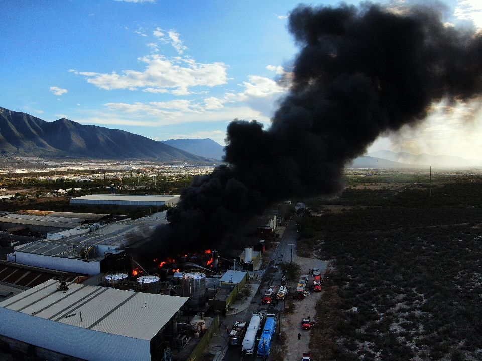 Incendio en parque industrial de Guadalupe. / Alejandro Estrada