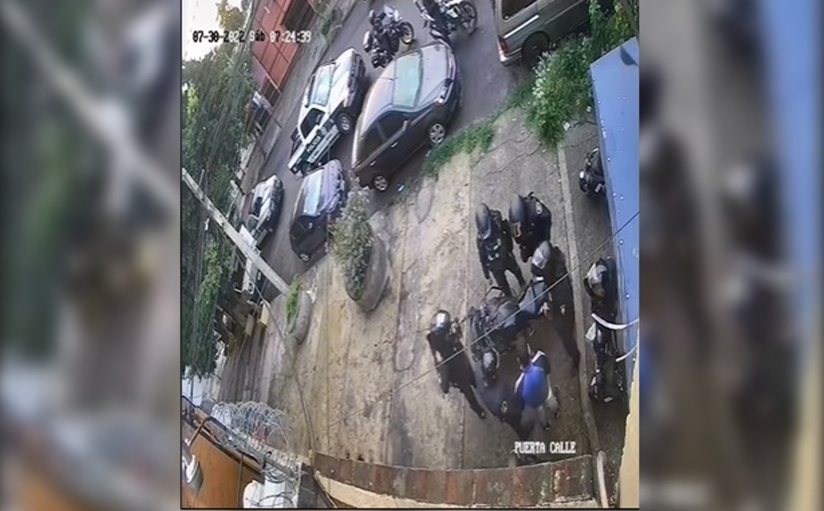 Policías roban celular a peatón / Captura de pantalla