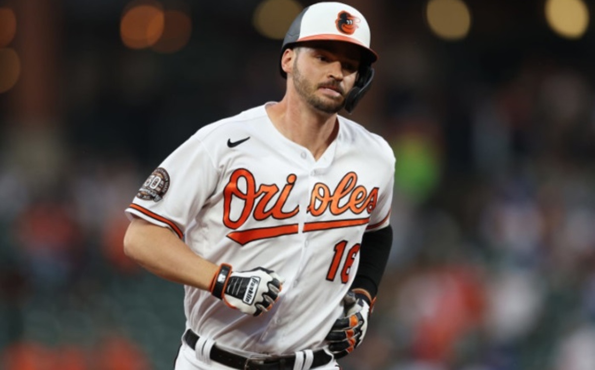 Trey Manicini pasa a los Houston Astros en un cambio de tres equipos.