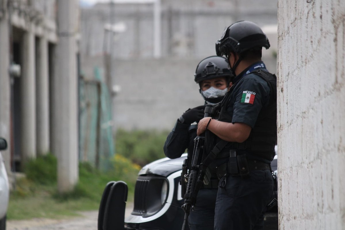 Policías municipales de Puebla resguardan la casa de Héctor Coba / Alfredo Álvarez