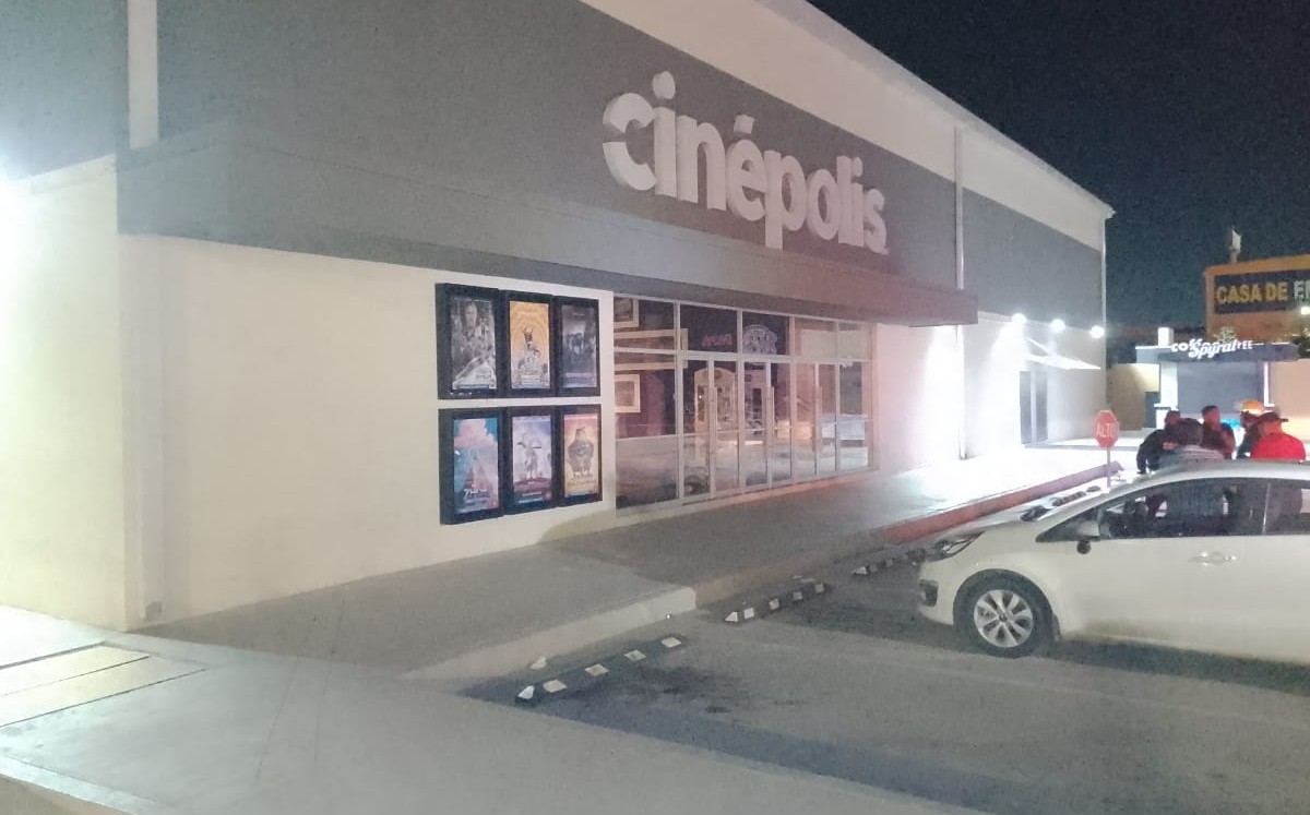 Joven se queda dormido y encerrado en cine de Torreón