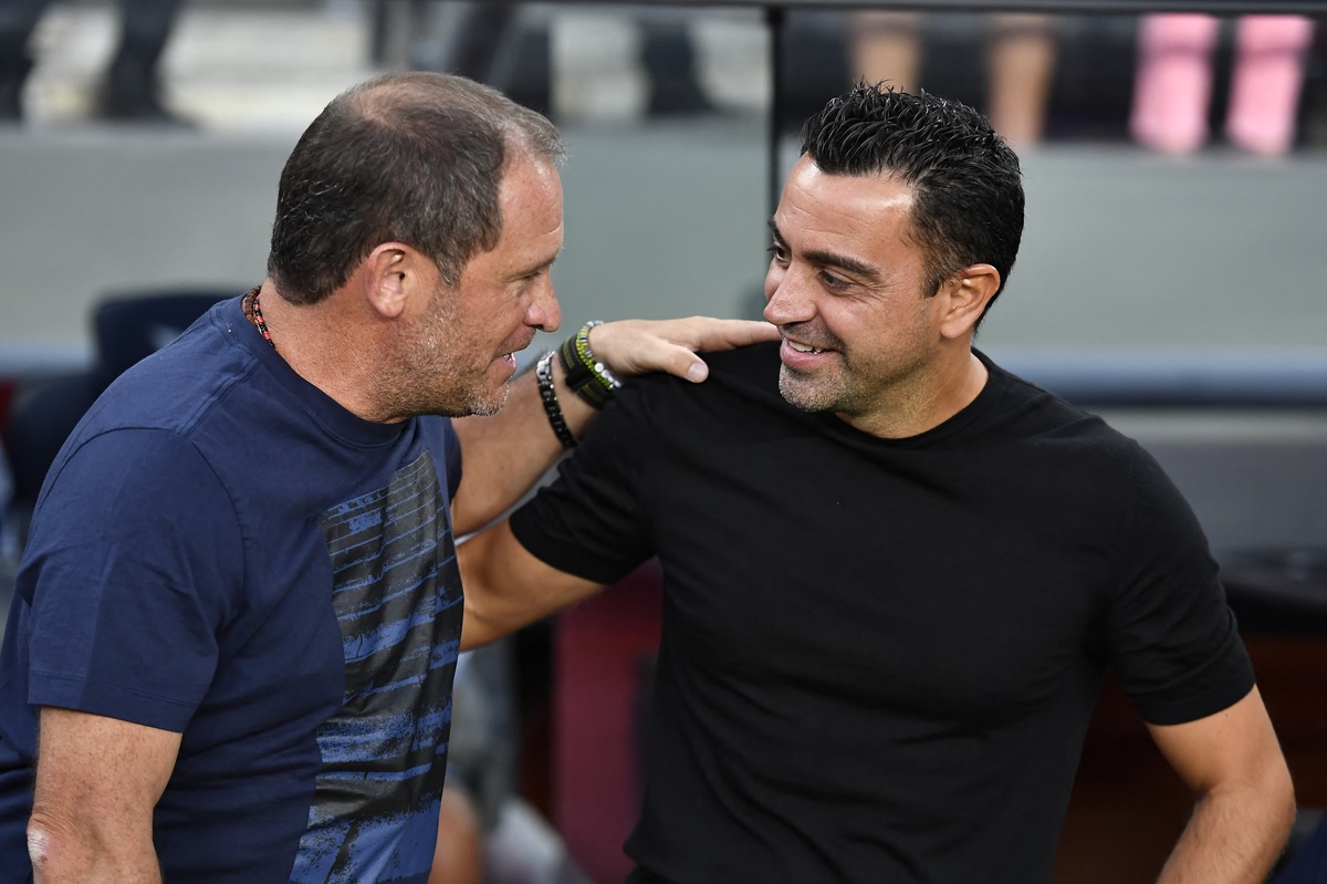 Andrés Lillini junto a Xavi Hernández en el partido de Pumas contra Barcelona. / Cortesía
