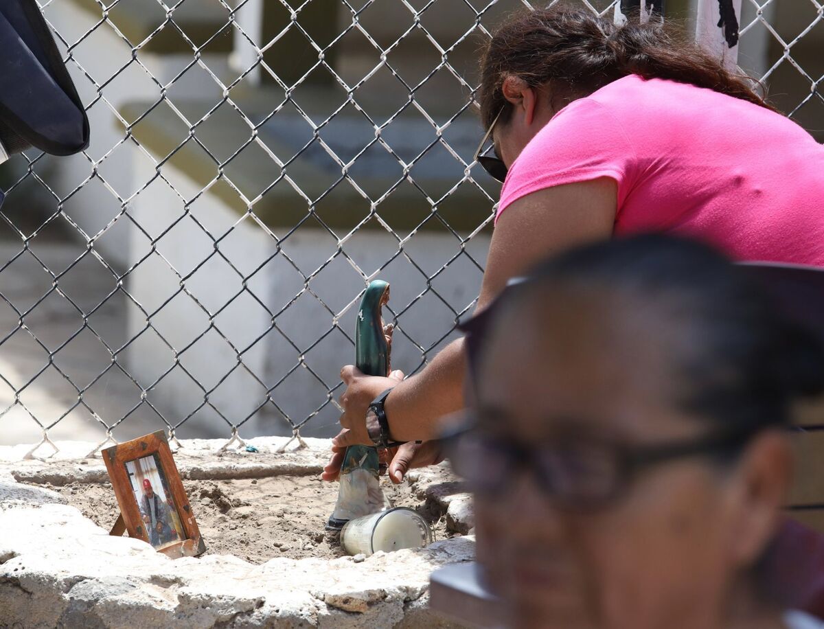El equipo de rescatistas y familiares de los atrapados no descansan un solo minuto, hay una sola meta, dar con  su paradero y sacarlo con vida.