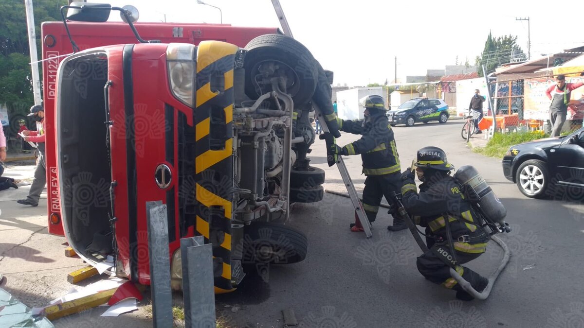 Volcadura en bulevar Carmelitas en Puebla / Secretaría de Seguridad Pública