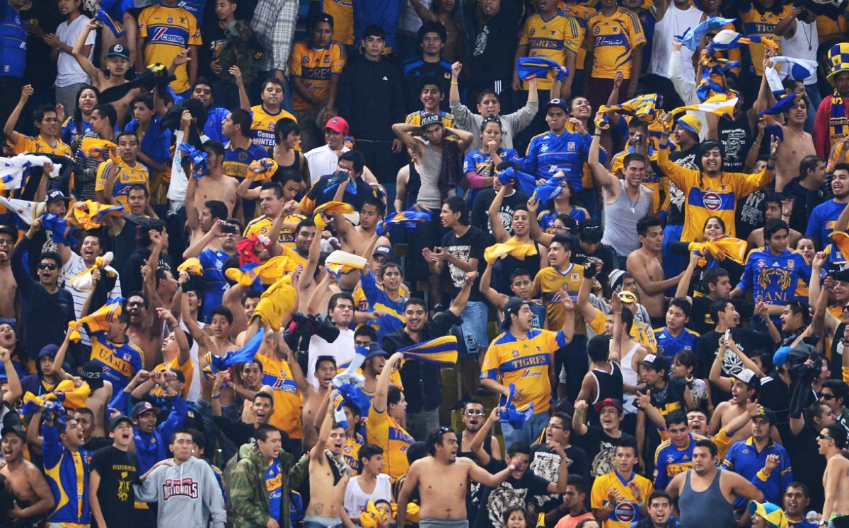 Aficionada canta Tigres tiene miedo por error| Telediario México