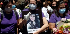Familia y amigos asisten a la misa de Luz Raquel | AFP Familia y amigos asisten a la misa de Luz Raquel | AFP