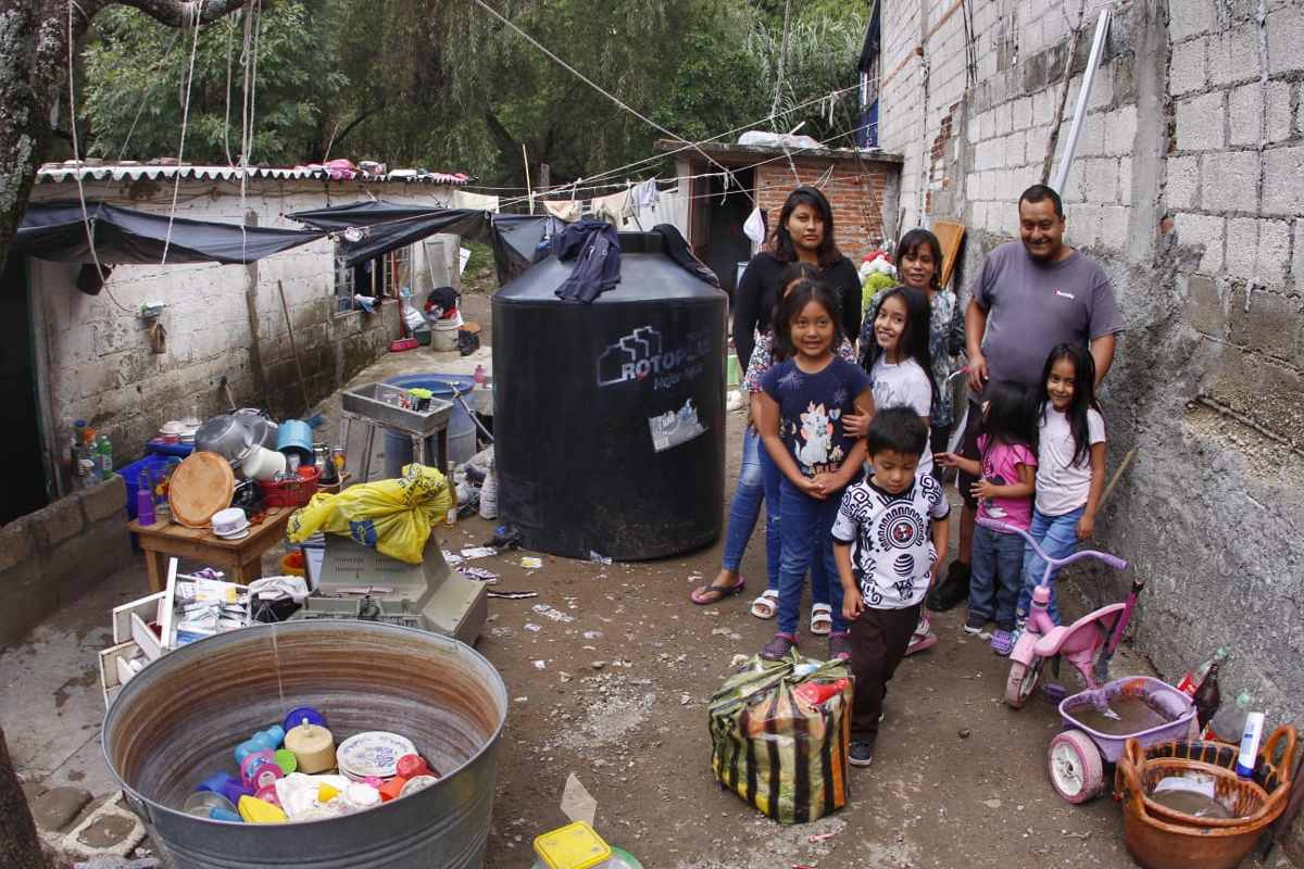 La Familia Analco Jiménez regresó a su casa para recuperar lo poco que logró salvarse / Melanie Torres