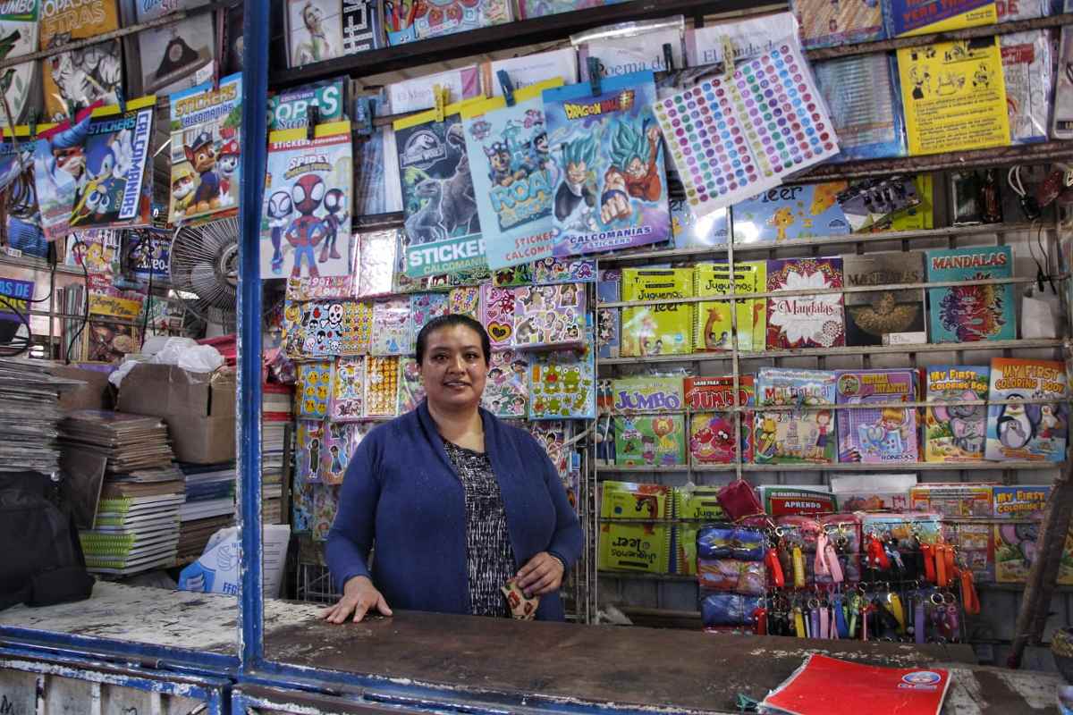 Reina Rivera en su caseta de venta de periódicos y revistas / Melanie Torres