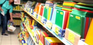 Sorprenden a mujer intentando robar útiles escolares en Torreón Sorprenden a mujer intentando robar útiles escolares en Torreón