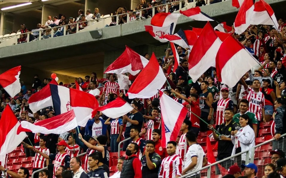 Aficionados de Chivas apoyando al equipo