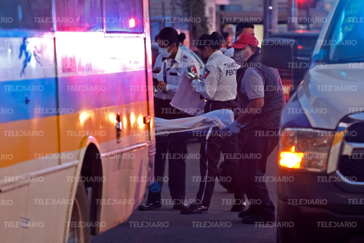 Personal forense trasladó el cuerpo de la mujer al Semefo / Agencia Enfoque
