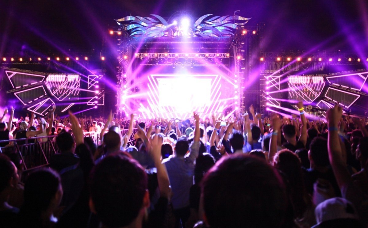 Personas disfrutan concierto masivo/ Shutterstock