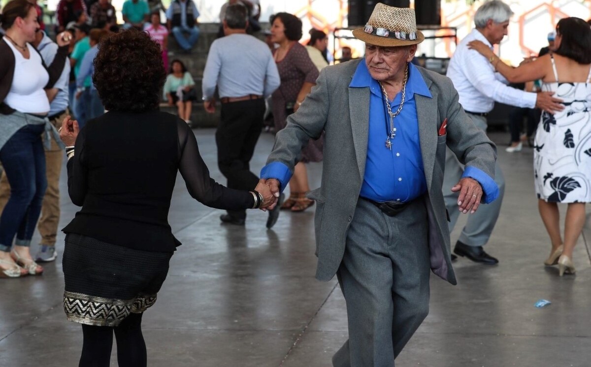 Adultos mayores danzando / Cuarto Oscuro