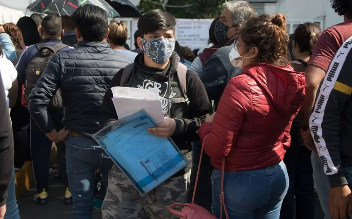 Morena CdMx entrega becas de licenciatura / Archivo