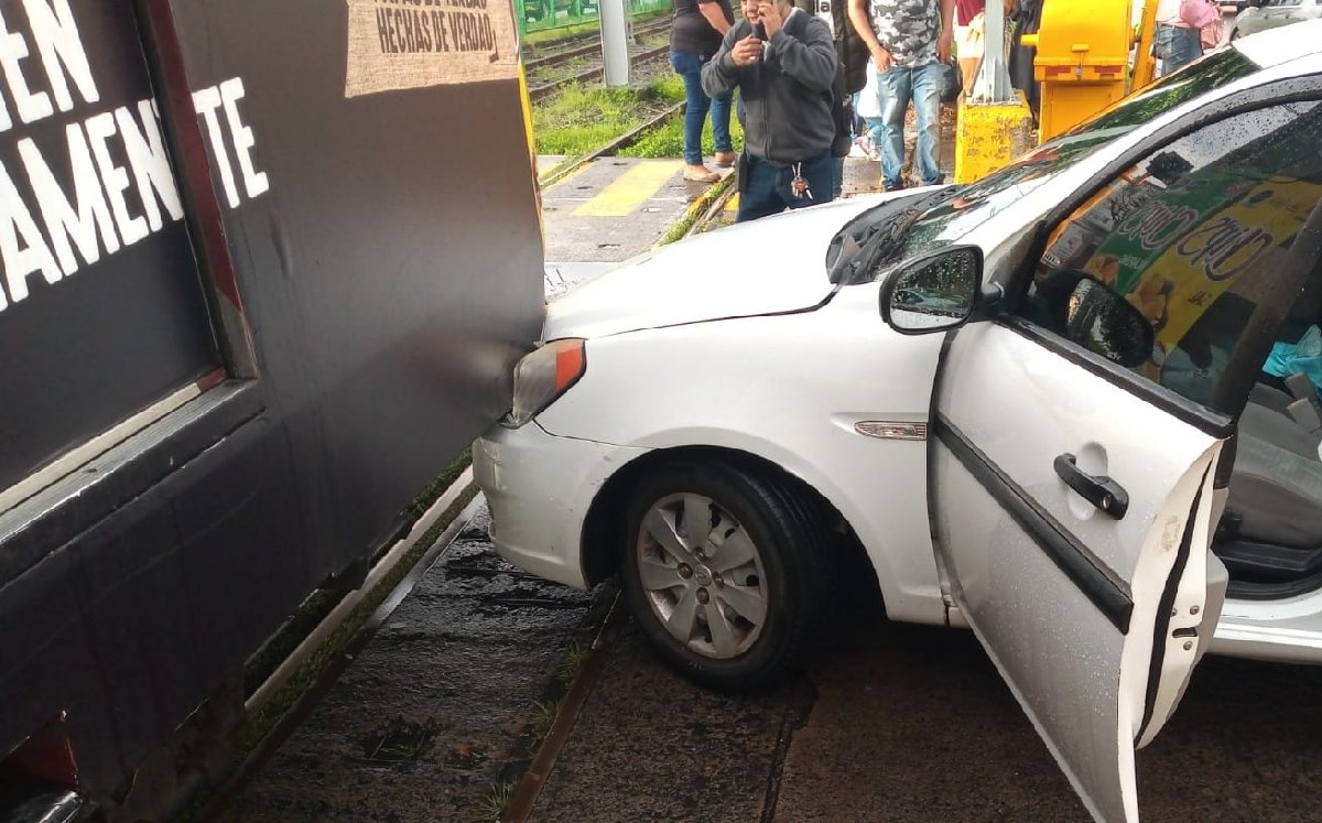 Coche que chocó contra una unidad del Tren Ligero / Juan Carlos Munguía
