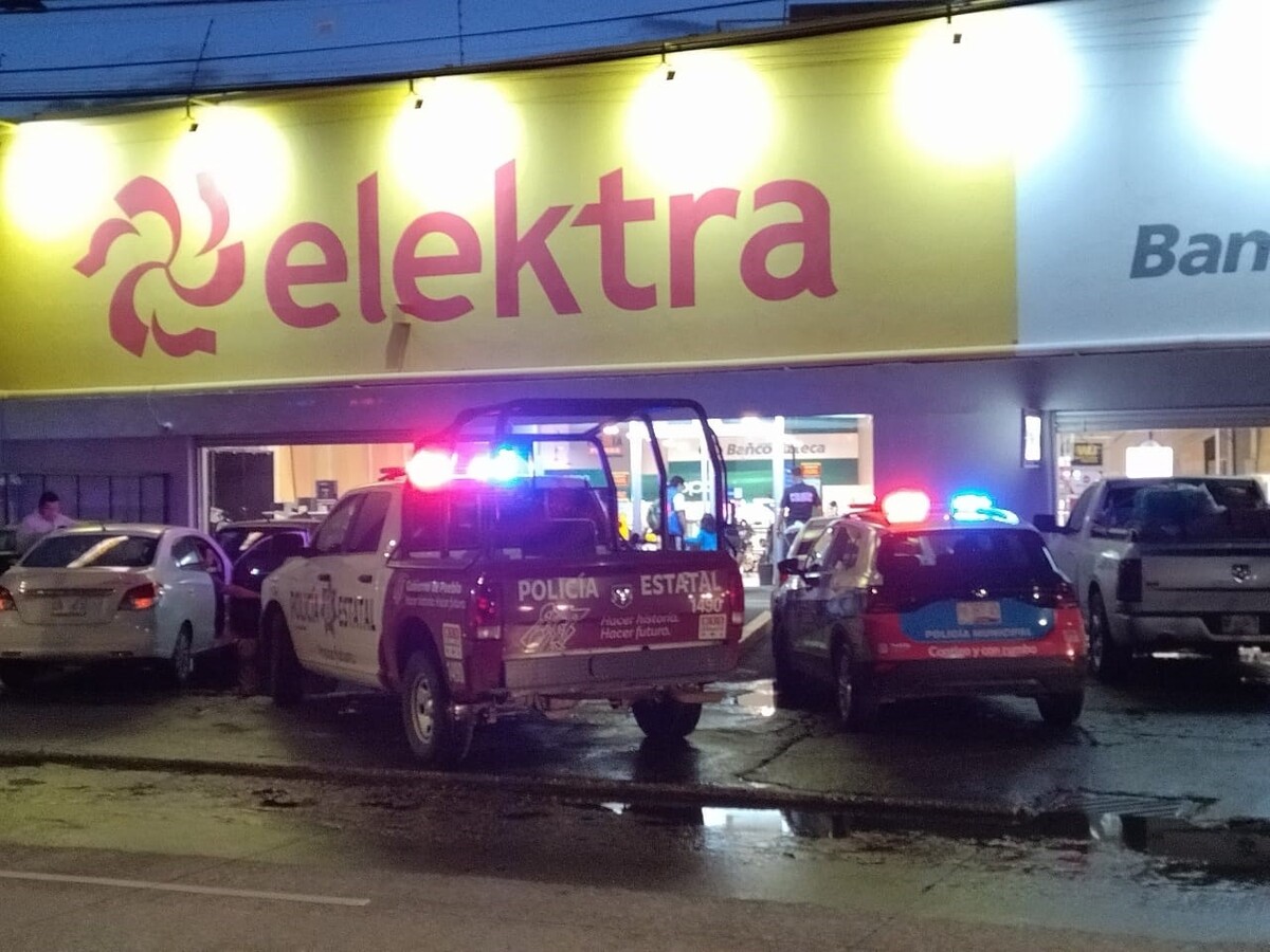 Asalto en sucursal Elektra en Puebla / Andrés Lobato