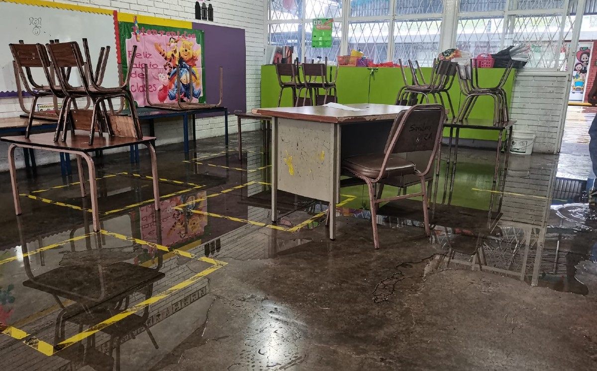 Se inundan salones de jardín de niños por lluvias intensas en Monterrey /