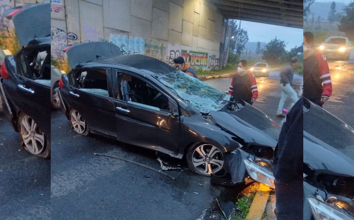 Auto Honda en pérdida total por caída de puente/ Cortesía