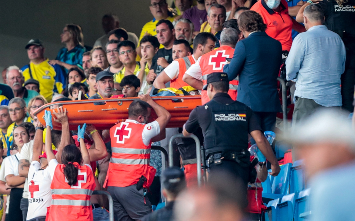 Las asistencias sanitarias trasladan a un aficionado enfermo durante el partido de LaLiga que enfrenta al Cádiz CF y al Barcelona CF en el estadio Nue
