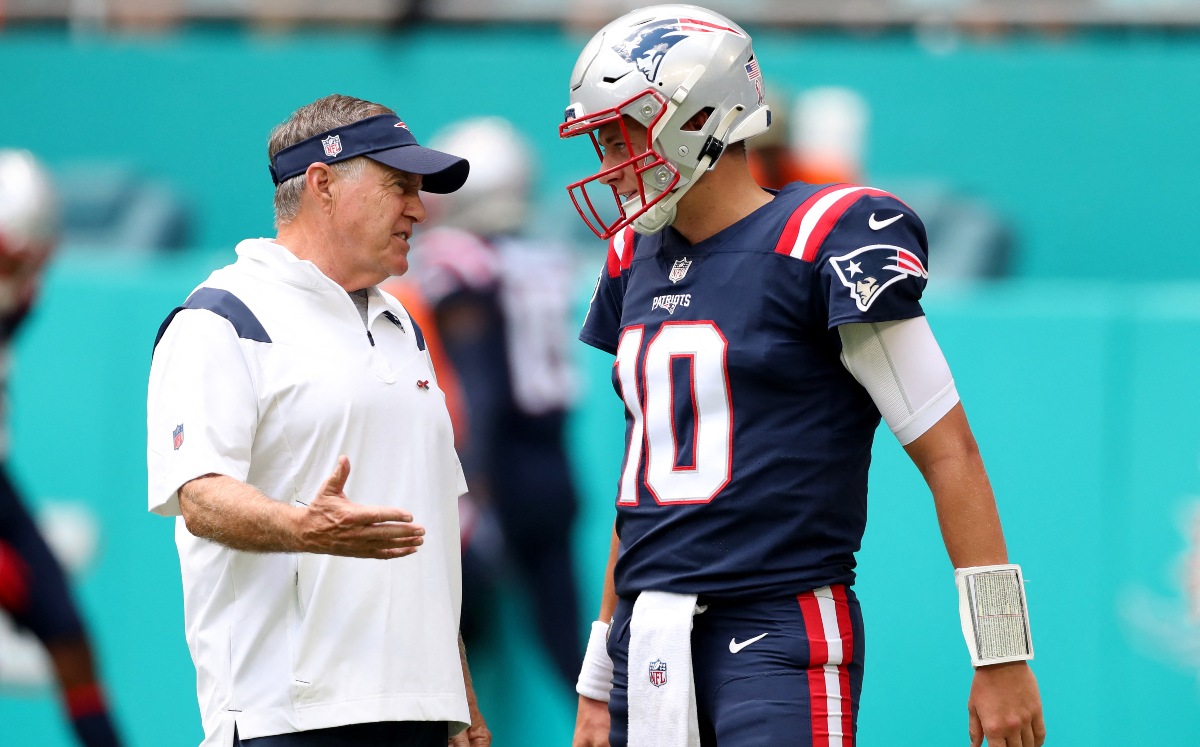 Bill Belichick con el quarterback titular Mac Jones de los New England Patriots.