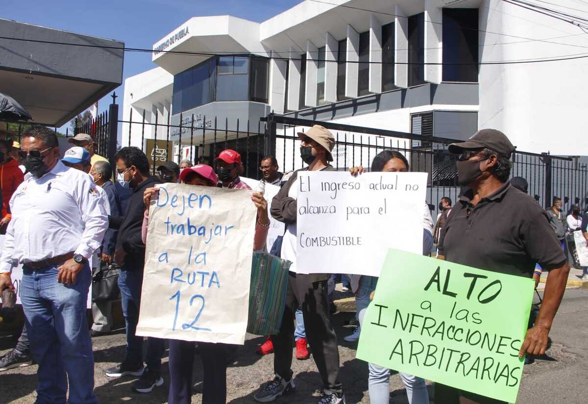 Transportistas protestan afuera de las oficinas de la SMT | Melanie Torres