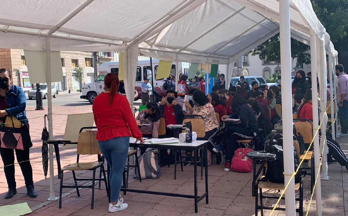 Durango. Alumnos del CADI toman clases en plaza IV Centenario