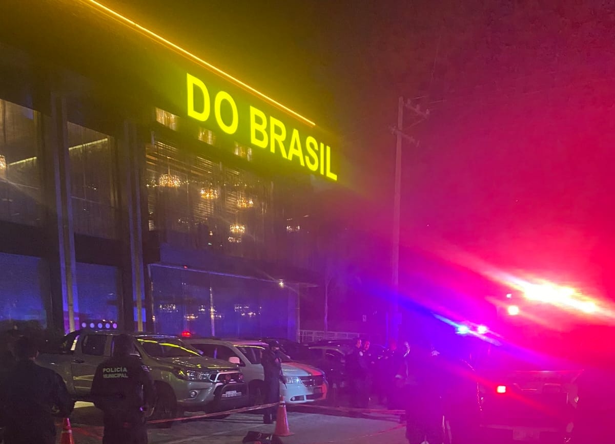 La víctima quedó tendida en el estacionamiento del restaurante / Especial