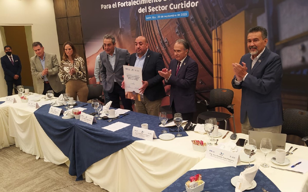 León firma convenio de colaboración de recursos con gobierno estatal / Especial