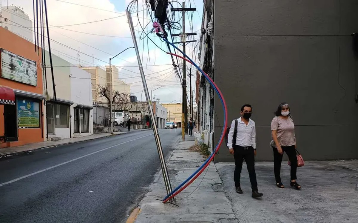 Tubería y cableado estorban paso peatonal en Centro de Monterrey