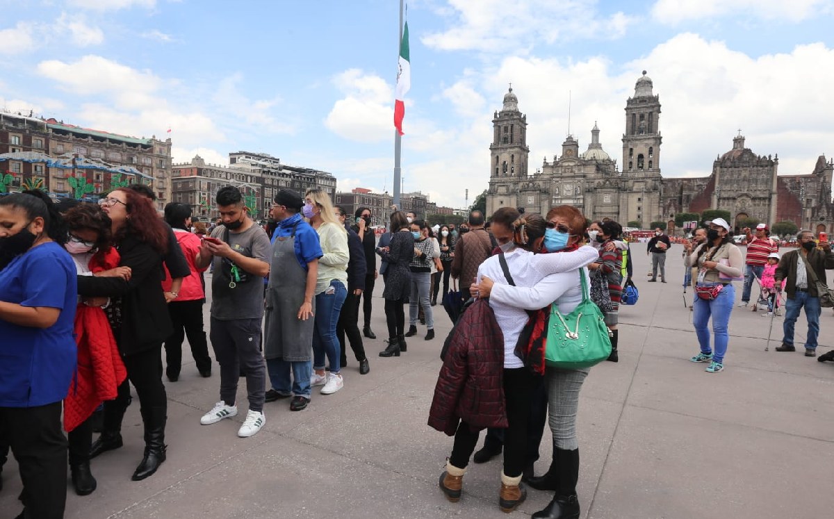 Gente reunida en la Ciudad de México tras sismo / Javier Ríos