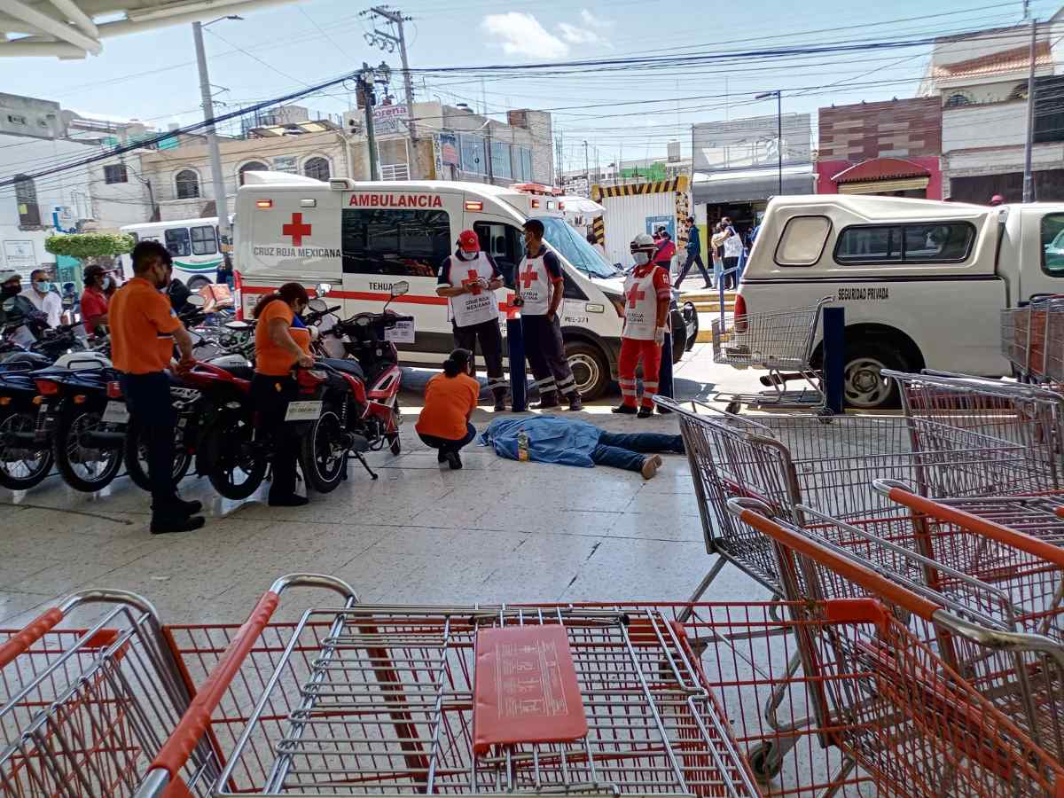 Personas que se encontraban en un supermercado intentaron auxiliar al joven que murió de manera súbita / Apolonia Amayo