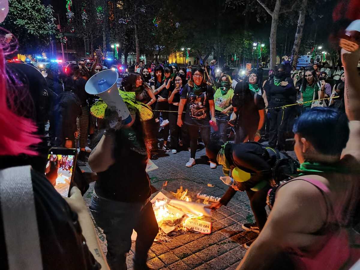 Las manifestantes comenzaron a quemar sus pancartas y a gritar más fuerte. / Alexandra Amao