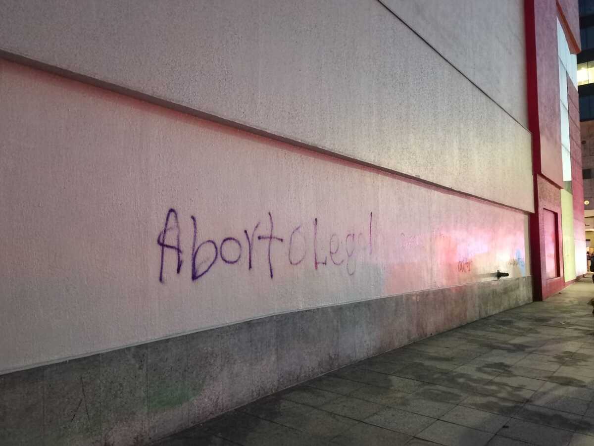 Mujeres recorren las calles de Monterrey. / Alexandra Amao