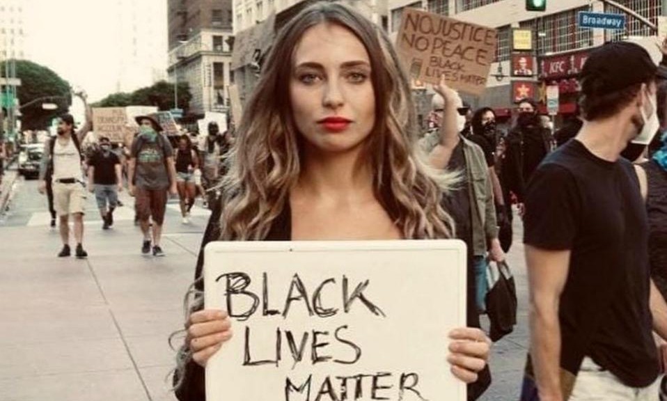 Influencer posa en medio de una protesta contra el racismo; causa indignación