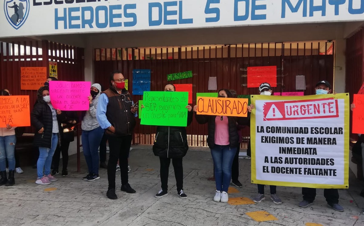 Papás bloquean primaria por falta de maestro / Abigail García.