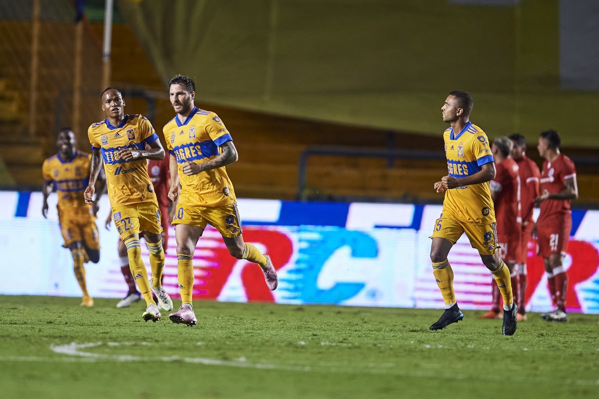 André-Pierre Gignac y jugadores de Tigres festejando el triunfo ante Toluca en la Reclasificación del Apertura 2020 / Mexsport