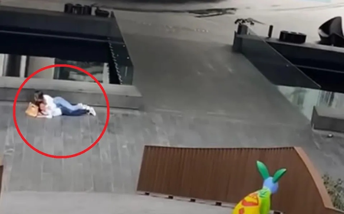 Mujer protegiendo a menor en balacera de plaza Landmark / Especial