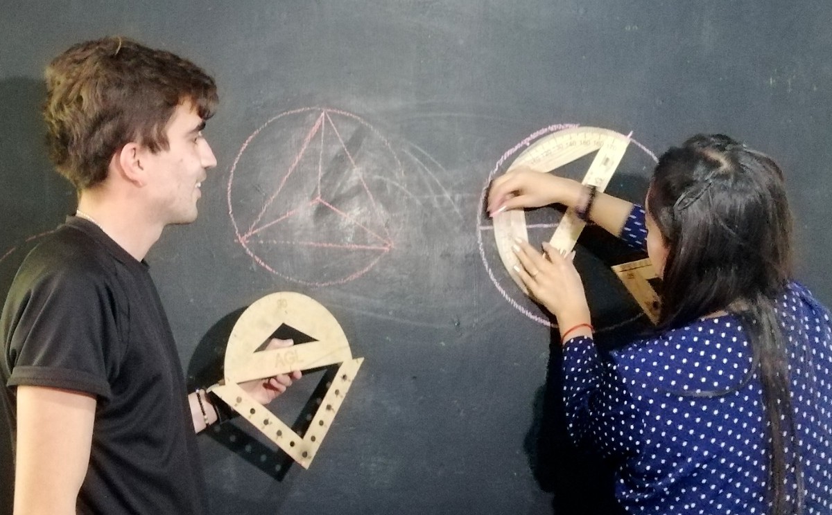 Súper Regla, el artículo escolar que reemplaza al juego de geometría / Andrés Lobato.