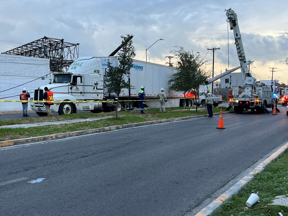 Camión derriba poste y deja sin luz a colonias en San Nicolás ...