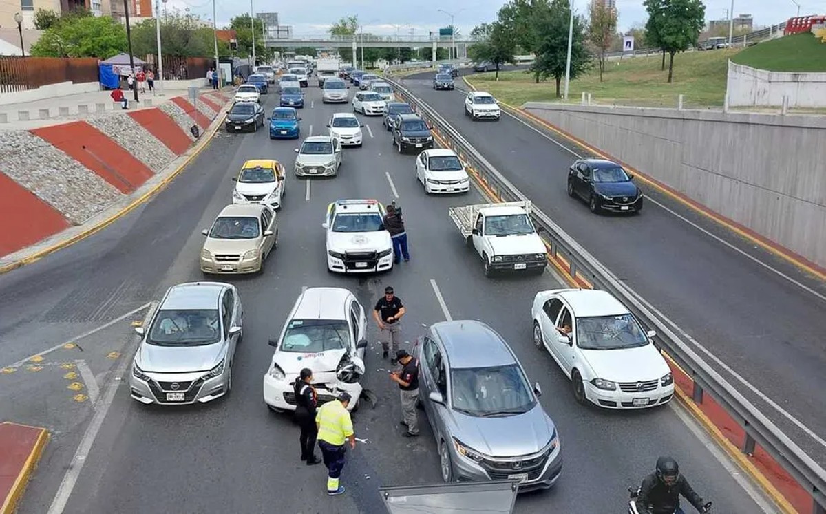 Conductores resultan lesionados tras accidente vial en avenida Constitución